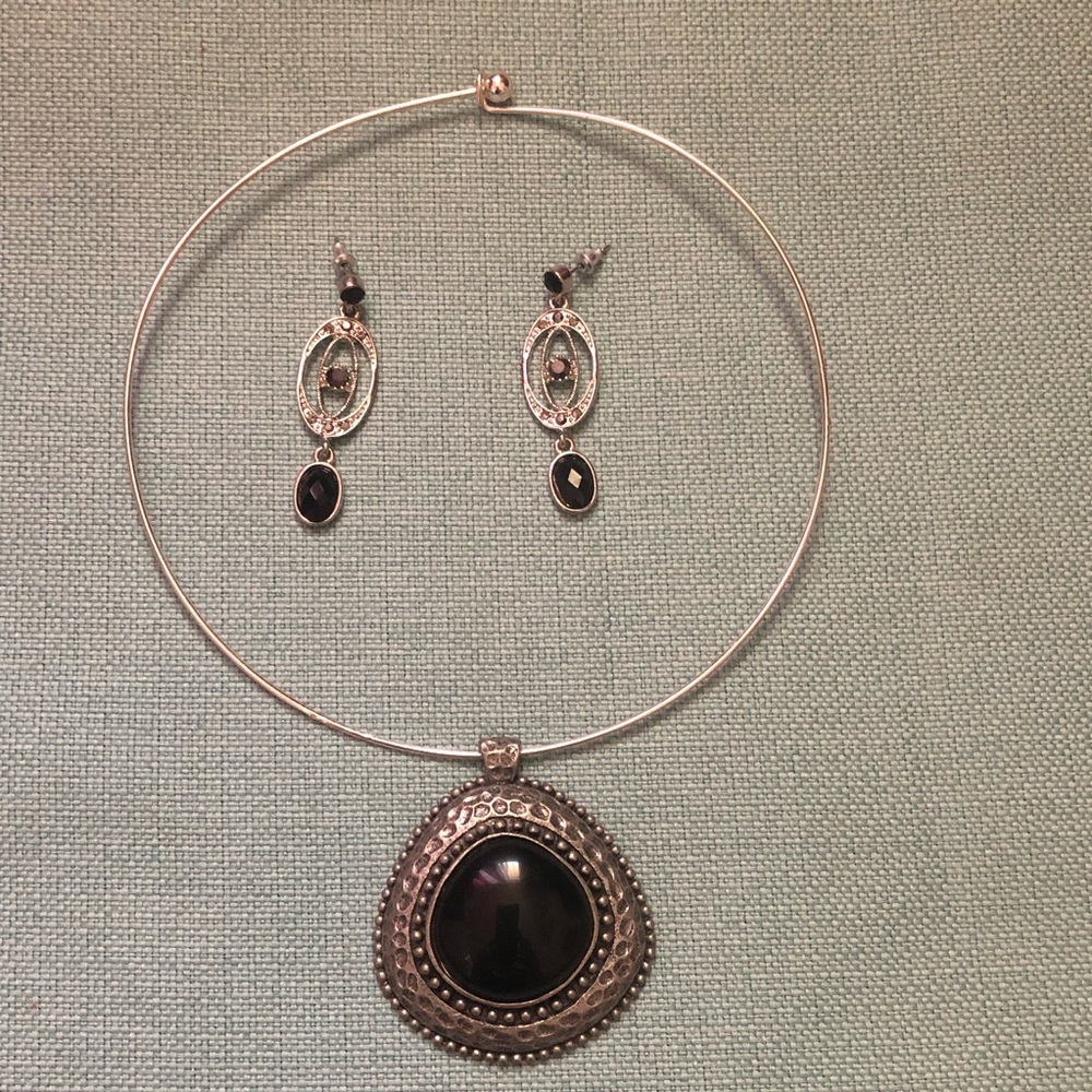 Necklace silver tone with earrings